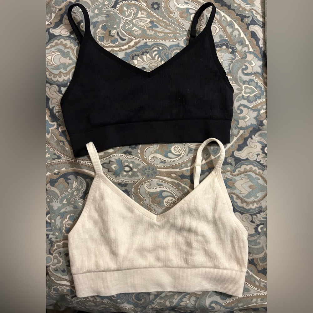 NWOT Old Navy 2 pk girls cami bras in ribbed knit in black and offwhite.  S(6-7)